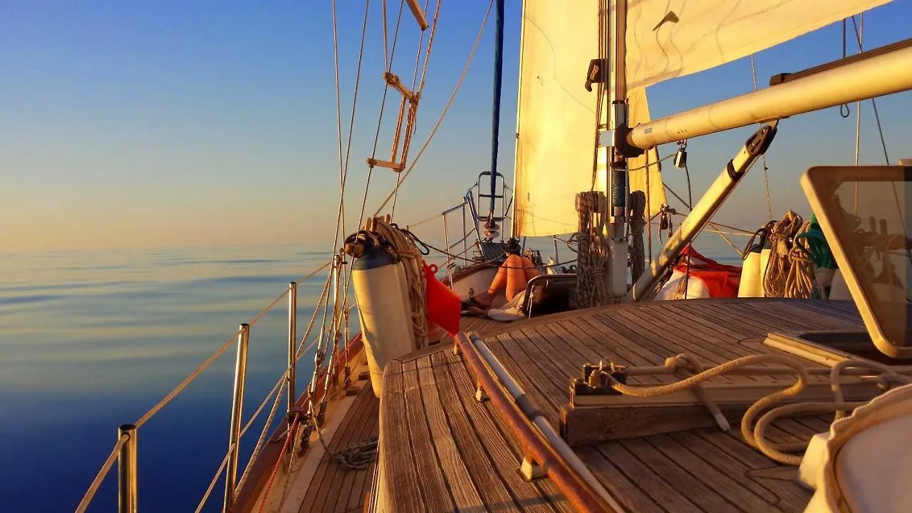 Stay On A Beautiful Ocean Going Classic Schooner! Barcelone